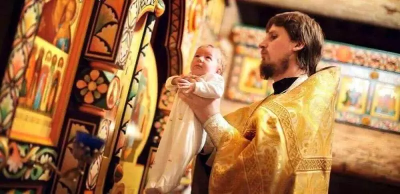 Как проводится фотосъемка в процессе обряда крещения малышей