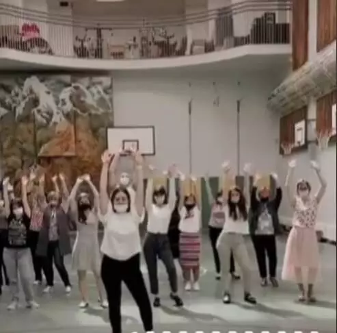 Учителя школы №1368 для Tik Tok сняли танцевальный флешмоб