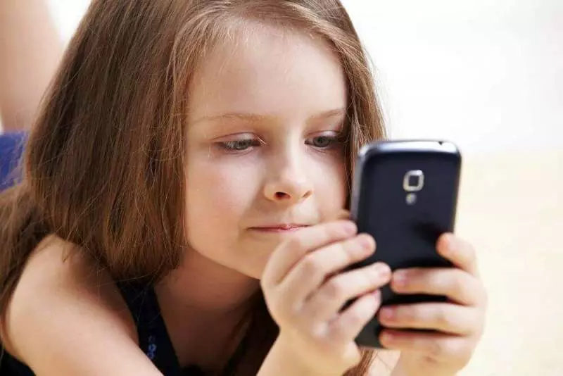 Как защитить телефон, если он в руках ребенка: 4 полезных аксессуаров, которые уберегут смартфон от повреждений