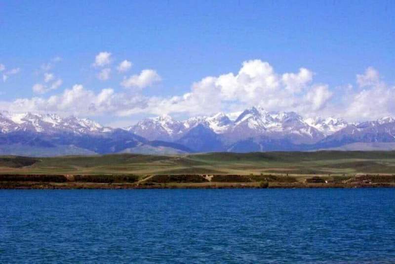 Самое крупное озеро в азии. Иссык-Куль Киргизия. Озеро Иссык-Куль Киргизия. Озеро Алаколь Киргизия. Киргизия озеро Исыккуль.