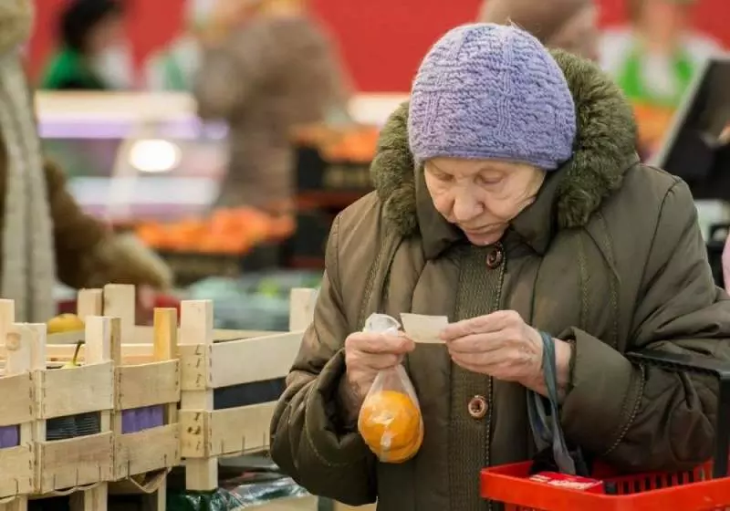 Экономист заявил о возможном введении в РФ продуктовых карточек