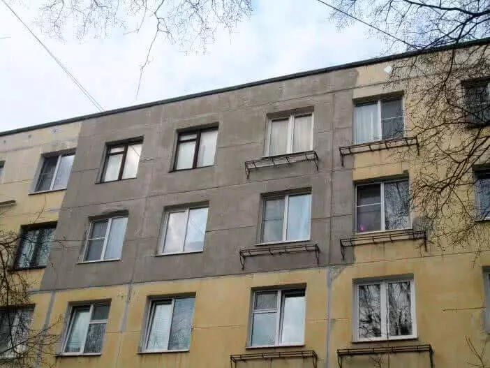 По требованию Государственной жилищной инспекции Санкт-Петербурга управляющая организация привела в порядок подъезд и фасад дома на бульваре Новаторов 